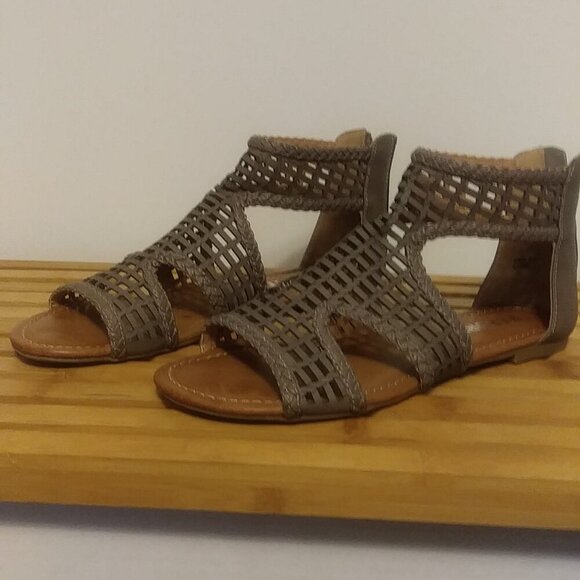 🔥 Stylish & Comfy! REPORT Gabin Gladiator Sandals  Taupe  Size 8.5 👡✨ - Picture 1 of 11